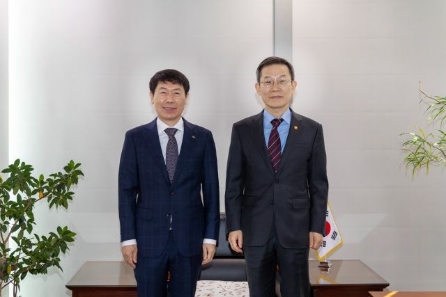 이재식 한국정보통신공사협회 중앙회장과 이종호 과기정통부 장관 [ⓒ 한국정보통신공사협회]