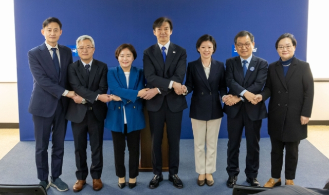 지난 8일, 서울 여의도 조국혁신당사에서 조국 대표(사진 가운데)가 문용식 전 한국지능정보사회진흥원장(사진 오른쪽에서 두번째)을 비롯한 입당 인사들과 함께 기자회견을 한 뒤 기념촬영을 하고 있다. ⓒ조국혁신당