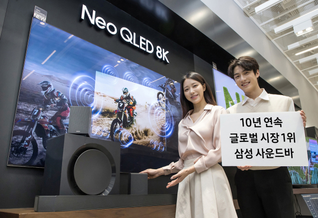 삼성전자 모델이 2024년형 사운드바 'HW-Q990D'와 2024년형 네오 QLED 8K 제품을 소개하고 있다. [ⓒ삼성전자]