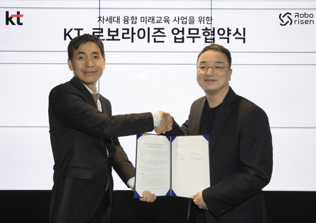 이종형 KT 전략·신사업부문 EduDX서비스사업담당 상무(오른쪽)와 임상빈 로보라이즌 대표가 업무협약 체결 후 기념사진을 찍고 있다. [ⓒKT]