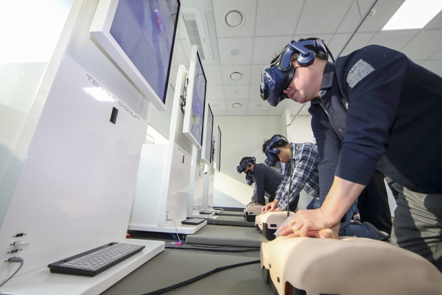 KT CPR 사내교육 담당자들이 가상현실(VR)을 활용한 심폐소생술(CPR) 교육을 받고 있다. [ⓒ KT]