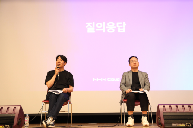 NHN클라우드의 김동훈 대표와 윤용수 데이터센터엔지니어링실장(이사)이 지난 21일 광주광역시 김대중컨벤션센터에서 열린 기자간담회에 참여하고 있다. [Ⓒ NHN클라우드]