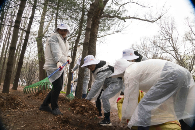 SK텔레콤 임직원들이 서울숲에서 환경 정화 봉사활동을 하고 있다. [ⓒ SK텔레콤]