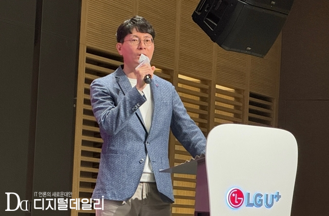 박성율 LG유플러스 기업사업그룹장(전무)가 1일 열린 'LG유플러스 소호 사업 간담회'에서 AX솔루션에 대해 설명하고 있다. [ⓒ 디지털데일리]