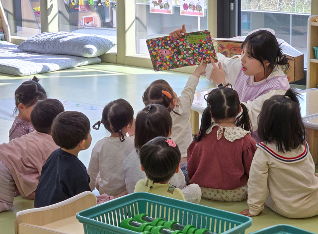 삼성전자 디지털시티 제4어린이집에서 선생님이 원아들에게 그림책을 읽어주고 있다. [사진=삼성전자]