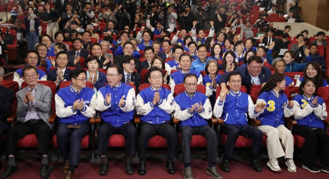 더불어민주당 이재명 대표, 이해찬·김부겸 상임공동선거대책위원장 등 당 지도부가 10일 서울 영등포구 여의도 국회 의원회관에 마련된 제22대 국회의원선거(총선) 민주당 개표 상황실에서 방송사 출구조사 결과를 지켜보며 환호하고 있다 [ⓒ 연합뉴스]