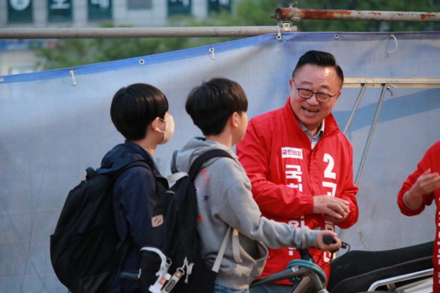 고동진 국민의힘 후보자가 총선 전 선거활동을 하고 있다. [ⓒ 고동진 블로그 갈무리]