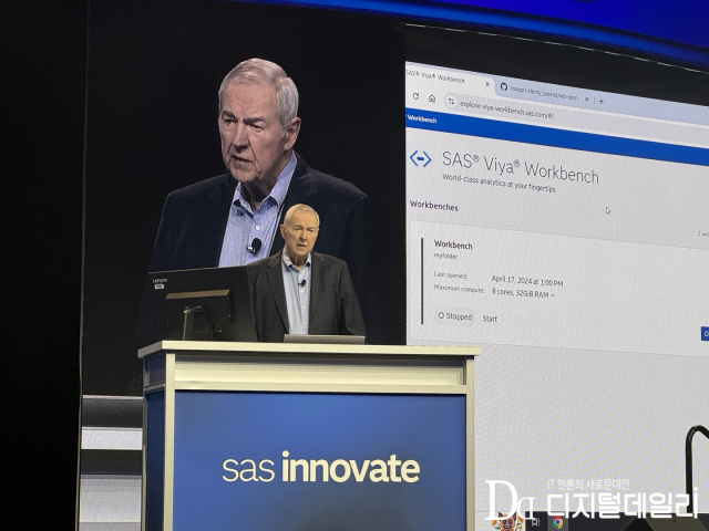 짐 굿나잇 SAS 최고경영자(CEO)가 17일(현지시간) 미국 라스베이거스에서 열린 'SAS 이노베이트' 무대에 올라 바이야 워크벤치를 소개하고 있다.