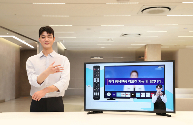 삼성전자 모델이 삼성스토어 대치점에서 '40형 풀HD 스마트 TV'를 소개하며 '간편하다'는 수어 동작을 하고 있다. [ⓒ삼성전자]