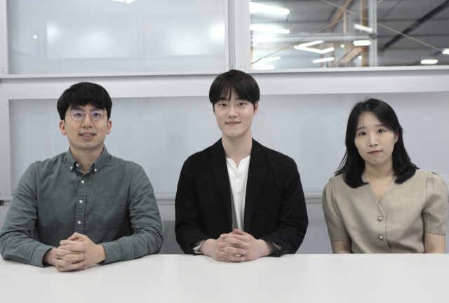 (왼쪽부터) 이영준, 김세훈, 최나영 네이버 발견/탐색 프로덕트 AiRSearch Hyper-personalized search 연구원 [ⓒ 네이버]