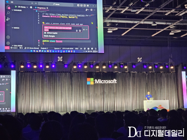 4워30일 서울 서초구 aT센터에서 개최된 MS AI 투어 서울 행사에서 깃허브 코파일럿을 주제로 발표하며 시연 중인 스콧 한셀만 MS 개발자 커뮤니티 부사장