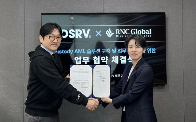 DSRV 김지윤대표(사진 좌), 알앤씨글로벌 정혜수 대표(사진 우)가 업무협약 체결식 이후 기념촬영을 하고 있다. ⓒ알엔씨글로벌