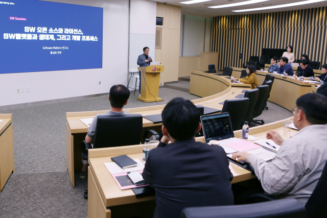 홍성표 LG전자 CTO 소프트웨어 플랫폼 연구소장이 지난 26일 '미래기술 세미나' 강연자로 나서 임원들을 대상으로 SW 교육을 진행하고 있다. [ⓒLG전자]