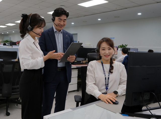 삼성전자서비스 상담 직원들이 고객 상담을 하는 모습. [ⓒ삼성전자서비스]