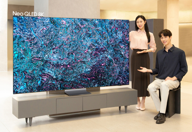 삼성전자 모델이 3세대 AI 8K 프로세서를 탑재한 2024년형 네오 QLED 8K TV 신제품을 소개하고 있다. [ⓒ삼성전자]