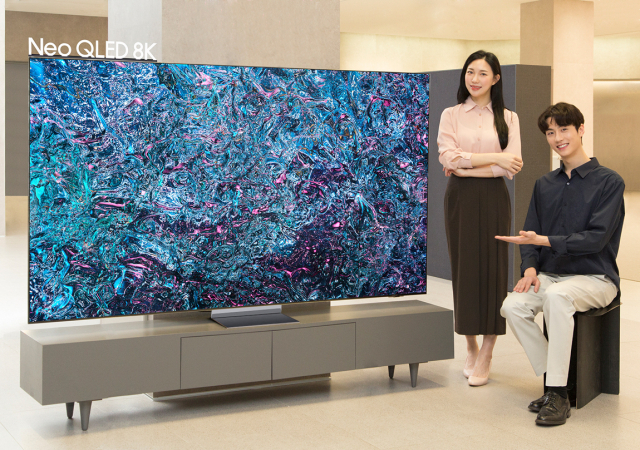 삼성전자 모델이 2024년형 네오 QLED 8K TV 신제품을 소개하고 있다. [ⓒ삼성전자]