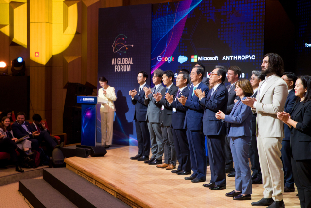 22일 오전 서울 성북구 한국과학기술연구원(KIST)에서 열린 'AI 글로벌 포럼 개회식' 에서 이종호 과학기술정보통신부 장관, 조태열 외교부 장관 및 참석자들과 기념촬영 하고 있다.