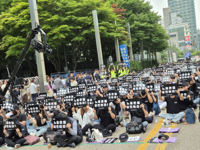 서울 서초구 삼성전자 서초사옥 앞에서 집회를 진행 중인 전국삼성전자노동조합.