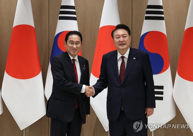 윤석열 대통령이 26일 서울 용산 대통령실에서 열린 한일 정상회담에서 기시다 후미오 일본 총리와 악수하고 있다. 2024.5.26. [ⓒ 연합뉴스]