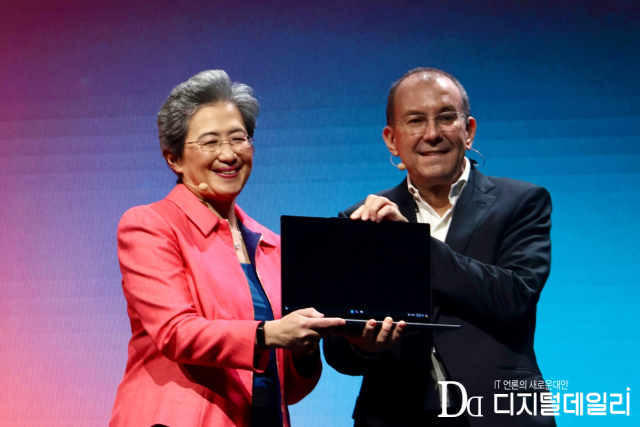 Lisa Su, CEO da AMD (à esquerda) e Luca Rossi, presidente do Smart Devices Group da Lenovo