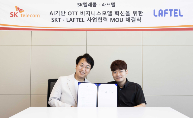 라프텔(LAFTEL) 본사에서 지난 3일 오후 진행된 MOU 체결식에는 김혁 SKT 미디어제휴 담당(CMBO)과 박종원 라프텔 대표 등 양측 주요 관계자들이 참여해 AI 기술 도입과 마케팅 협력을 진행하기로 합의했다.