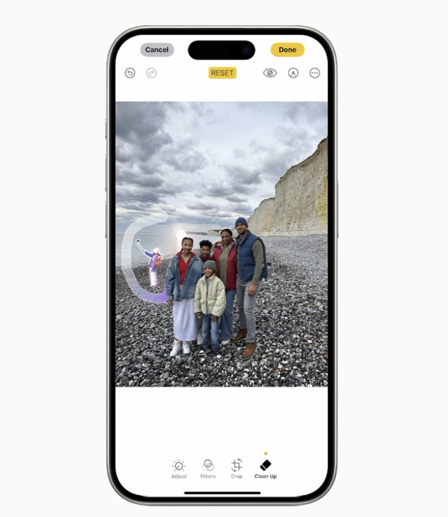 사진 앱의 새로운 정리 도구는 사진 배경에서 거슬리는 요소들을 식별해 실수로 피사체까지 수정하는 일 없이 해당 요소들만 지워준다. [ⓒ애플]