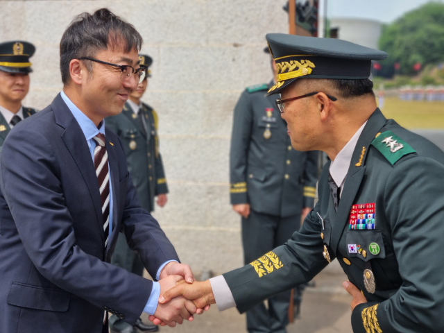 앤시스코리아가 육군사관학교와 미래 국방 디지털 인재 양성을 위한 업무협약(MOU)를 체결했다고 11일 밝혔다. 체결식에서 박주일 앤시스코리아 대표(왼쪽)와 육군사관학교장 정형균 소장이 악수하고 있다. [ⓒ앤시스코리아]