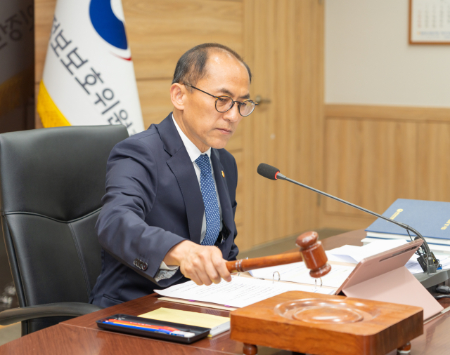 고학수 개인정보보호위원회 위원장이 12일 종로구 정부서울청사에서 열린 '2024년 제10회 개인정보보호위원회 전체회의'에서 의사봉을 두드리고 있다. [ⓒ개인정보보호위원회]