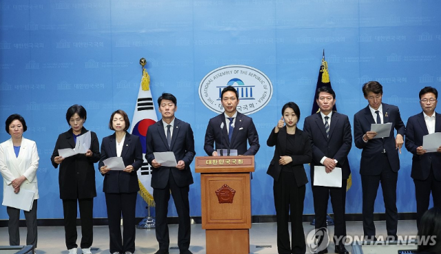 18일 국회에서 더불어민주당 과학기술정보방송통신위원회 소속 의원들이 기자회견을 하고 있다. [ⓒ 연합뉴스]