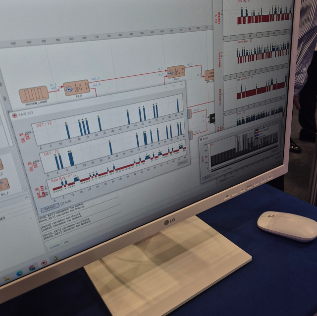 최신 양자과학기술 트렌드를 조망하는 '퀀텀 코리아 2024'가 지난 25일 개막했다. 사진은 큐심플러스의 양자통신용 소프트웨어 시뮬레이션. [ⓒ디지털데일리]
