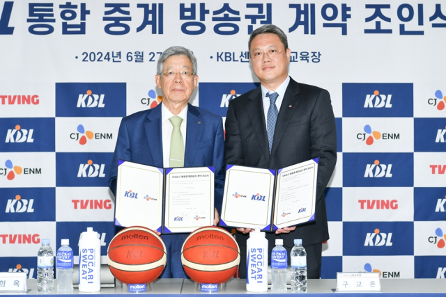 김희옥 KBL 총재(왼쪽)와 구교은 CJ ENM 스포츠국장이 KBL 통합 중계 방송권 계약 조인식 후 기념사진을 찍고 있다. [ⓒ CJ ENM]