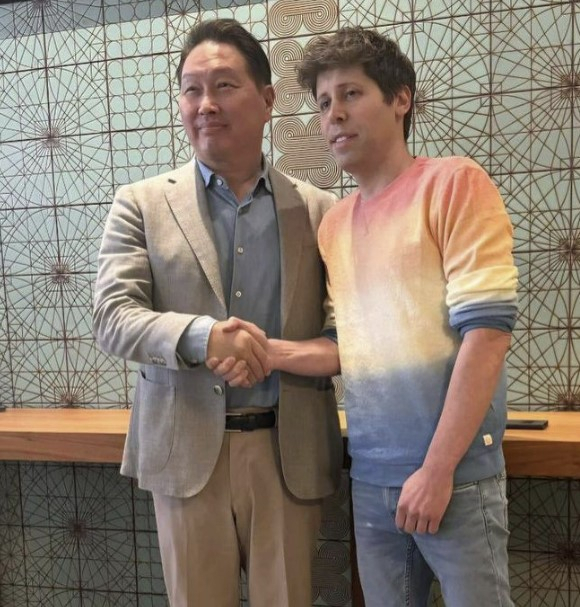 (왼쪽부터) 최태원 SK그룹 회장과 샘 올트먼 오픈 AI CEO가 사진 촬영하는 모습. [ⓒ최태원 회장 인스타그램 갈무리]