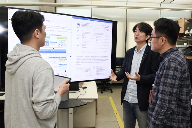 ETRI 연구진이 AI정책지능 디지털트윈 분야에 관해 논의하는 모습 (ⓒ ETRI)
