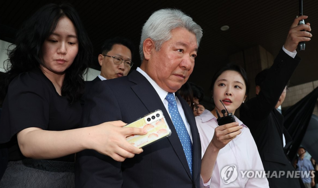 국회에서 본인의 탄핵안을 처리하기 전 자진 사퇴한 김홍일 방송통신위원장이 2일 퇴임식을 마친 뒤 정부과천청사 내 방통위를 떠나고 있다. [ⓒ 연합뉴스]