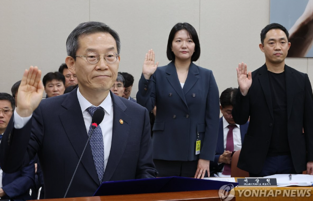 최수연 네이버 대표이사(가운데)가 2일 오후 서울 여의도 국회 과학기술정보방송통신위원회 전체회의에 참석해 라인사태와 관련한 현안 질의에 답하기 앞서 증인선서를 하고 있다. 왼쪽부터 이종호 과학기술정보통신부 장관, 최수연 네이버 대표이사, 서상원 스테이지파이브 대표이사. [ⓒ연합뉴스]