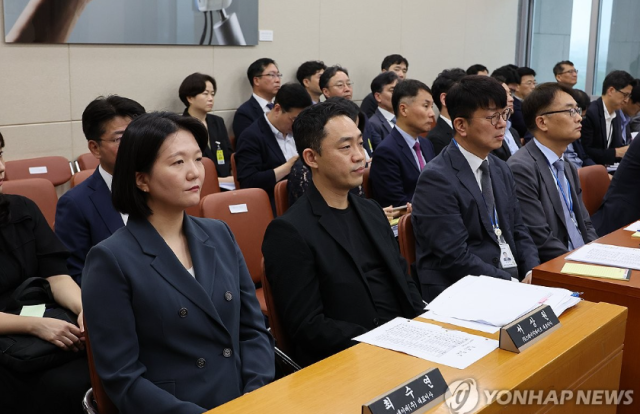 최수연 네이버 대표이사(왼쪽 첫 번째)가 2일 오후 서울 여의도 국회 과학기술정보방송통신위원회 전체회의에 참석해 라인사태와 관련한 현안 질의에 답하기 위해 증인석에 앉아 있다. [ⓒ연합뉴스]