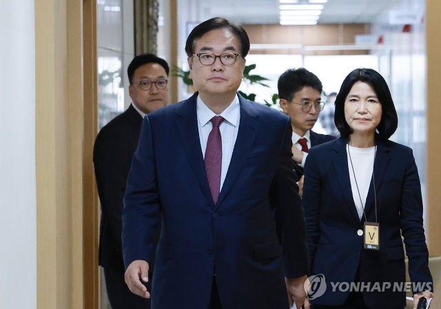 4일 정진석 대통령 비서실장이 이진숙 신임 방송통신위원장 후보자, 김완섭 환경부 장관 후보자, 김병환 금융위원장 후보자와 함께 인사 브리핑을 위해 입장하고 있다.[Ⓒ연합뉴스]