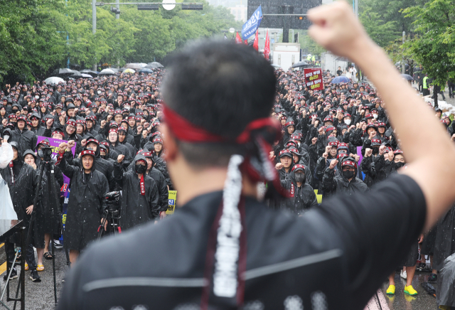 8일 오전 경기도 화성시 삼성전자 화성사업장 앞에서 열린 전국삼성전자노동조합 총파업 결의대회에서 조합원들이 입장하는 깃발을 보며 박수치고 있다. [ⓒ연합뉴스]