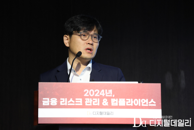 조민기 SAS코리아 상무가10일 명동 은행회관 국제회의실에서 열린 ‘2024, 금융 리스크 관리&컴플라이언스’ 콘퍼런스에서 ‘통합 차세대 금융범죄 및 자금세탁 방지 플랫폼:프로드 디시저닝(Fraud Decisioning)’을 주제로 발표를 진행하고 있다.