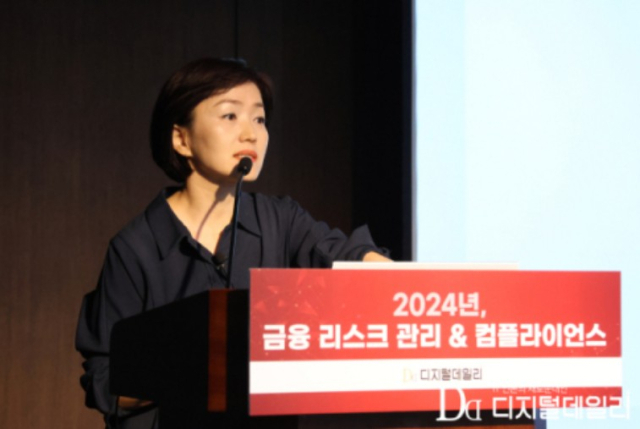 이태연 SC제일은행 이사가 10일 명동 은행회관 국제회의실에서 열린 ‘2024, 금융 리스크 관리&컴플라이언스’ 콘퍼런스에서 ‘고위험 고객 관리 방안 및 사례’를 주제로 발표를 진행하고 있다. ⓒ 사진 = 오병훈 기자