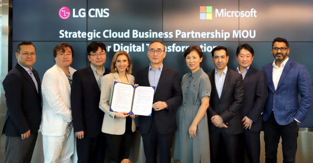 지난 2019년 MS 아시아태평양(APAC) 본부에서 체결한 LG CNS와 MS 간 전략적 파트너십(MOU)을 체결식. 왼쪽에서 다섯번째가 당시 김영섭 LG CNS 사장. 왼쪽에서 두번째가 정우진 현 KT 컨설팅본부장. LG CNS는 클라우드 기반의 데스크톱 가상화 환경인 '클라우드 PC'에 MS의 업무 협업 플랫폼을 결합해 업무 혁신 서비스를 선보인다고 밝혔다.