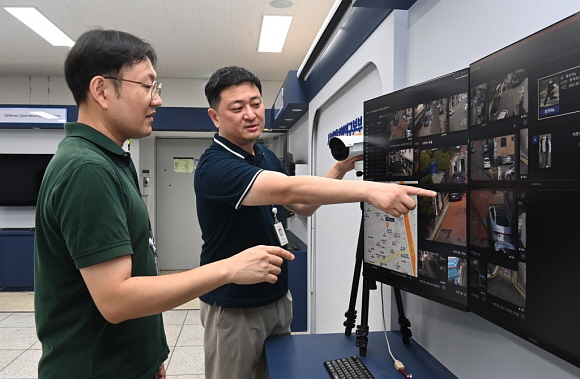 ETRI 연구진이 개발한 AI CCTV 데자뷰 기술에 관해 논의하는 모습. [ⓒETRI]