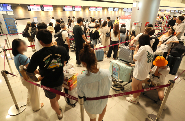 일부 항공사들 시스템이 마비된 지난 19일 제주국제공항 출발층에서 승객들이 발권을 기다리고 있다. [ⓒ연합뉴스]