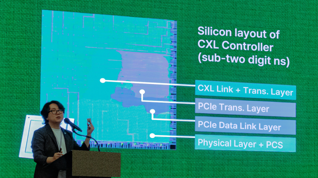 반도체공학회 행사에서 CXL 3.1 컨트롤러 칩을 선보이는 정명수 대표 [ⓒ파네시아]