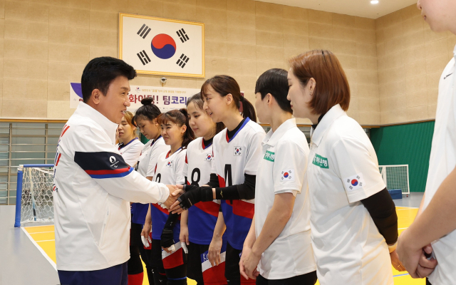 하나금융그룹이 23일 오후 '대한장애인체육회 이천선수촌'을 방문해 '2024 파리 패럴림픽'에 참가하는 국가대표 선수단을 격려하고, 장애인 스포츠 활성화를 위해 대한장애인체육회에 후원금을 전달했다. 사진은 이날 격려 행사에 참석한 함영주 하나금융그룹 회장(왼쪽 첫 번째)이 국가대표 골볼 선수단을 격려하고 '2024 파리 패럴림픽'의 선전을 당부하고 있는 모습. ⓒ하나금융그룹