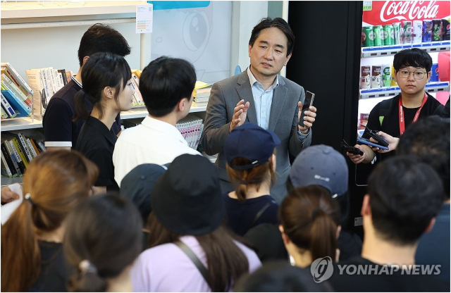 류화현 위메프 대표이사가 25일 새벽 서울 강남구 위메프 본사에서 정산 지연 사태로 상품을 환불받으려는 고객들을 응대하고 있다. 2024.7.25 [ⓒ연합뉴스]