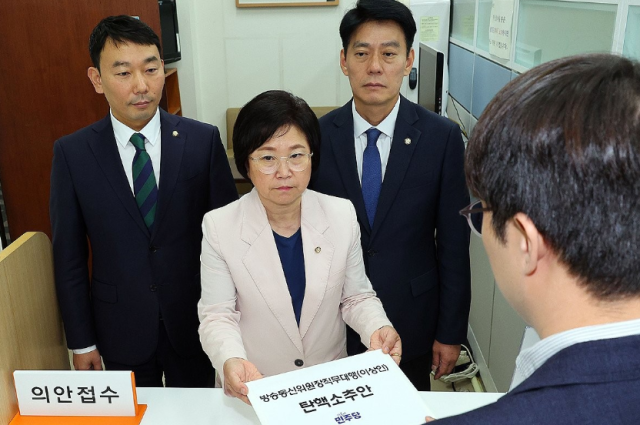 25일 오후 더불어민주당 김용민 원내정책수석부대표, 김현 과방위 간사, 한민수 과방위원이 국회 의안과에 방송통신위원장 직무대행(이상인) 탄핵소추안을 제출하고 있다. [ⓒ 연합뉴스]