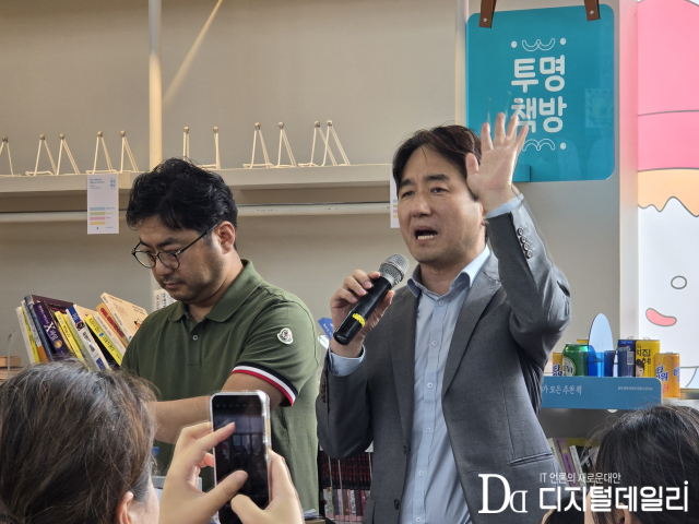 류화현 위메프 대표이사가 25일 새벽 서울 강남구 위메프 본사에서 정산 지연 사태로 상품을 환불받으려는 고객들을 응대하고 있다.