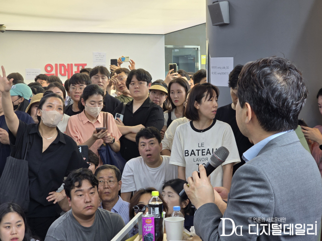 류화현 위메프 대표이사가 지난 25일 새벽 서울 강남구 위메프 본사에서 정산 지연 사태로 상품을 환불받으려는 고객들을 응대하고 있다.