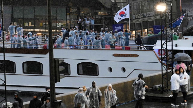 2024 파리 올림픽 개회식에 한국 선수단이 배를 타고 입장하고 있다. [ⓒ연합뉴스]